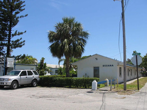 Dixianna Apartments in Hollywood, FL - Building Photo - Building Photo