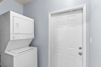 13830 SW 73rd St in Miami, FL - Foto de edificio - Building Photo