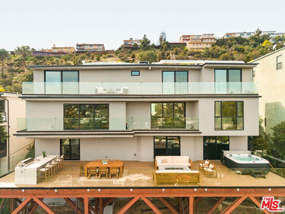 2422 Apollo Dr in Los Angeles, CA - Building Photo