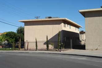 926 N 1st St in Las Vegas, NV - Foto de edificio - Building Photo