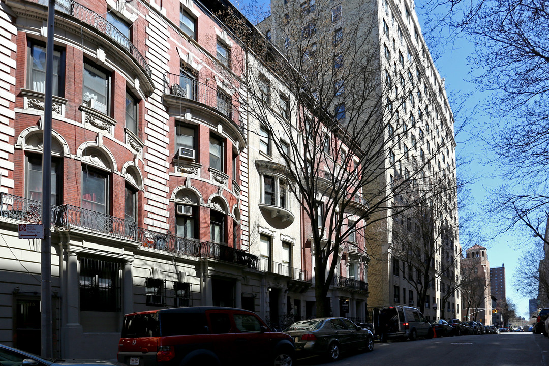 313 W 100th St in New York, NY - Building Photo