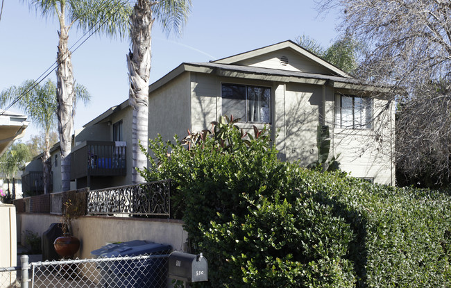 Elm Street Apartments in Escondido, CA - Foto de edificio - Building Photo