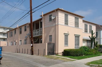 137 S Sweetzer Ave in West Hollywood, CA - Building Photo - Building Photo