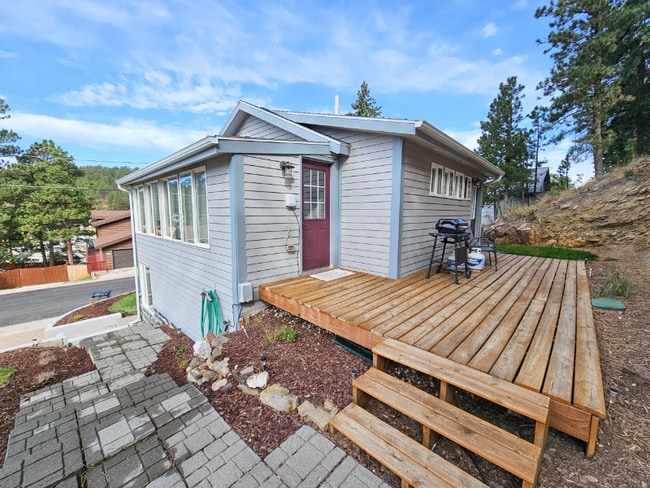352 Pine Mountain Ave in Hill City, SD - Foto de edificio - Building Photo