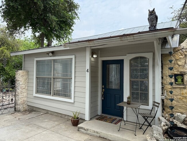 property at 423 W Craig Pl