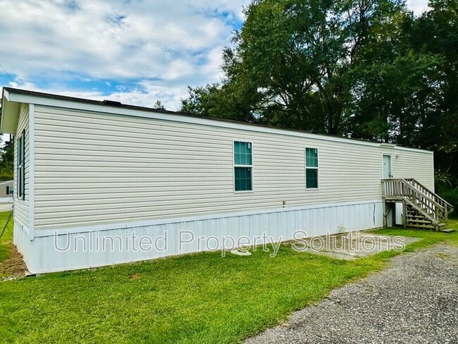 9765 Old Mill Rd in Navassa, NC - Building Photo - Building Photo