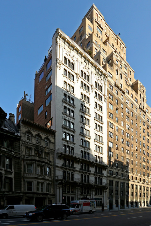 305 W 72nd St in New York, NY - Building Photo