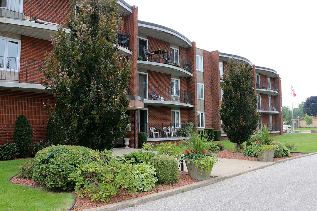 304 Bella Vista Apartments in Leamington, ON - Building Photo