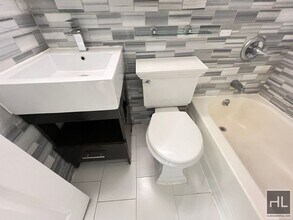 E 13TH ST., Unit 16 in New York, NY - Foto de edificio - Building Photo