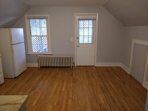 337 Lisbon St, Unit 2 in Lewiston, ME - Building Photo - Building Photo
