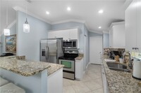 1320 Embassy Ln in Naples, FL - Foto de edificio - Building Photo