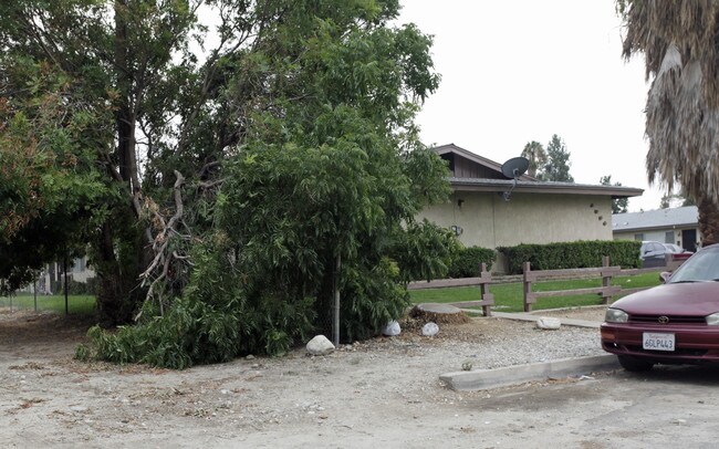 1354 Turquoise Ave in Mentone, CA - Foto de edificio - Building Photo