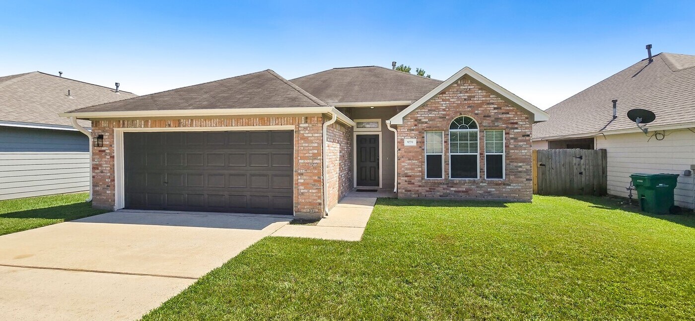 979 Oak Lynn Dr in Willis, TX - Building Photo