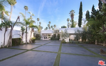 900 N Hillcrest Rd in Beverly Hills, CA - Building Photo - Building Photo