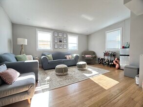 10 Glenmont Rd, Unit 4 in Boston, MA - Foto de edificio - Building Photo