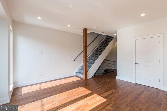 806 N Burns St, Unit 2 in Philadelphia, PA - Building Photo - Building Photo