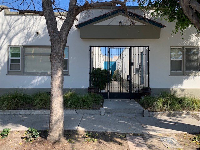1114 Tamarind Ave in Los Angeles, CA - Building Photo