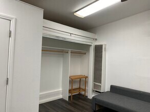 725 W Sunkist St, Unit B in Ontario, CA - Foto de edificio - Building Photo