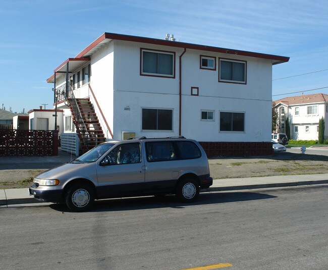 4470-4480 Bassett St in Santa Clara, CA - Foto de edificio - Building Photo
