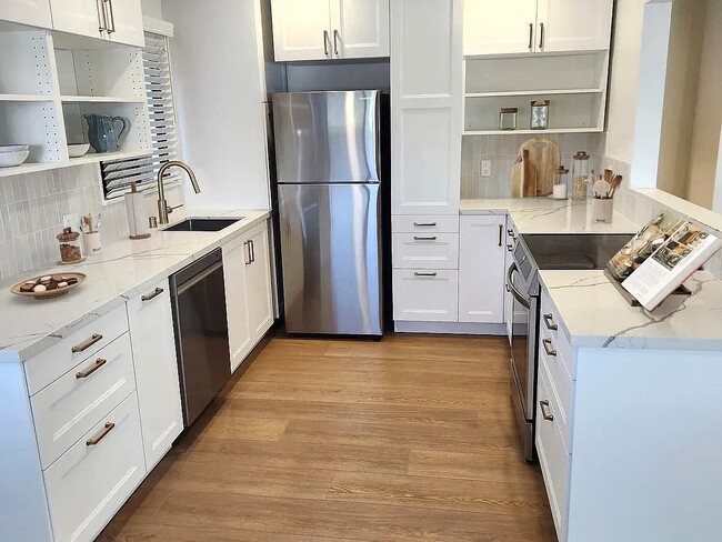 326 Rosecrans Ave, Unit BEACH CONDO in Manhattan Beach, CA - Foto de edificio - Building Photo