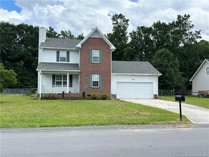 282 Riverwind Dr in Spring Lake, NC - Foto de edificio - Building Photo