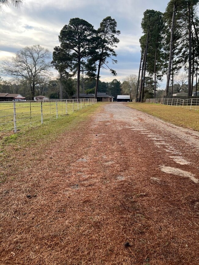 3215 W Bert Kouns Industrial Loop in Shreveport, LA - Building Photo - Building Photo