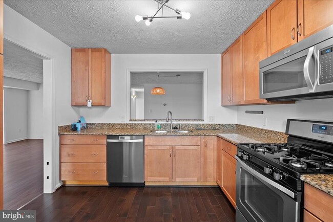 2228 Hunters Run Dr in Reston, VA - Building Photo - Building Photo