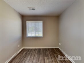 1135 Edinburgh Dr in Jamestown, NC - Foto de edificio - Building Photo