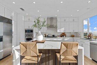 2019 Sunset Plaza Dr in Los Angeles, CA - Foto de edificio - Building Photo