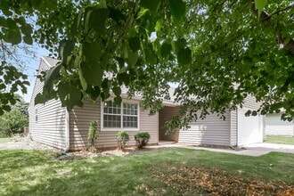 5126 Pike View Dr in Indianapolis, IN - Foto de edificio - Building Photo