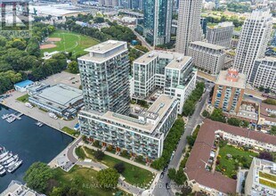 90 Stadium Rd in Toronto, ON - Building Photo - Building Photo