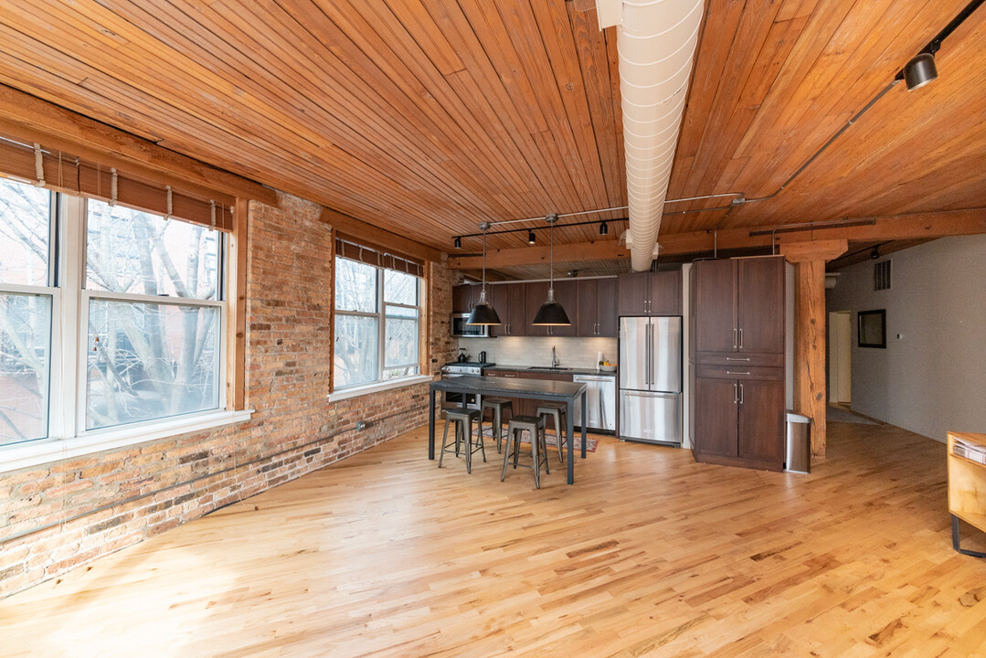 2021 W Willow St, Unit 206 in Chicago, IL - Building Photo