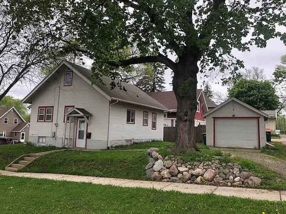 1035 Virginia Pl in Albert Lea, MN - Building Photo