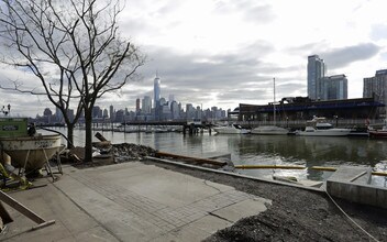 Waterside Square South in Jersey City, NJ - Foto de edificio - Building Photo