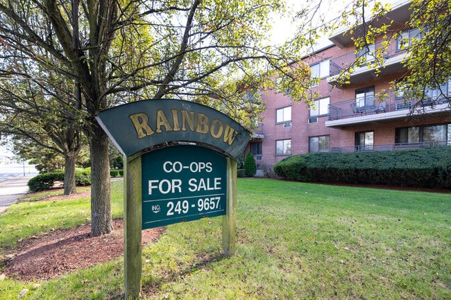 Rainbow House in Farmingdale, NY - Foto de edificio - Building Photo