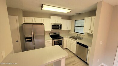 3947 Laurelwood Dr in Jacksonville, FL - Building Photo - Building Photo