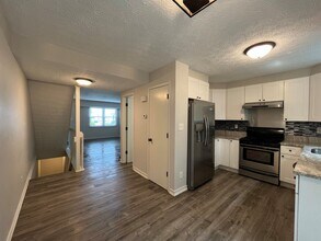 869 Charnwood Ln in Columbus, OH - Building Photo - Building Photo