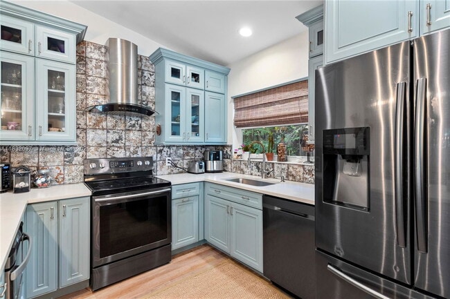 2900 Whitehead St in Miami, FL - Building Photo - Building Photo