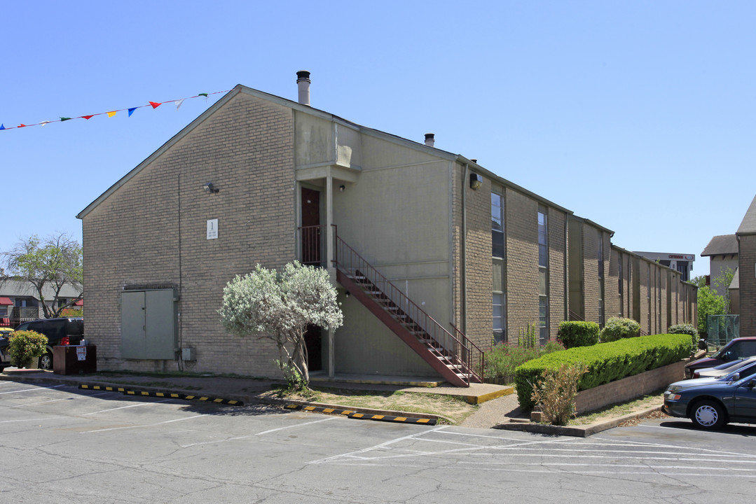 Chase Village Apartments in Austin, TX - Building Photo
