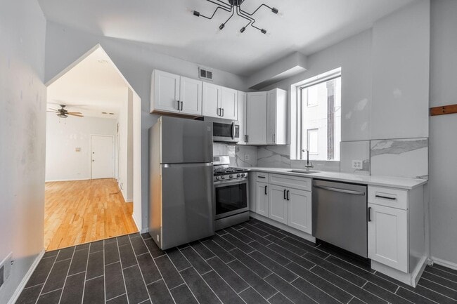 2732 W Chicago Ave, Unit 1R