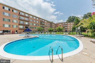 10570 Main St in Fairfax, VA - Building Photo