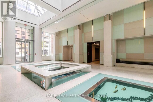 250 Wellington St W in Toronto, ON - Building Photo - Building Photo