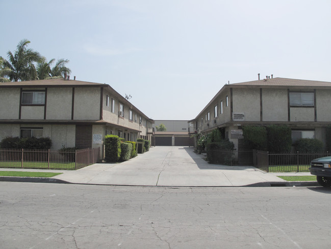 11736 Coldbrook Ave in Downey, CA - Foto de edificio - Building Photo