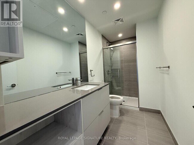 1 Fairview Rd E in Mississauga, ON - Building Photo - Building Photo