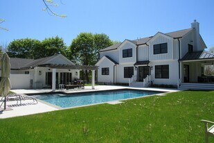 264 S Magee St in Southampton, NY - Building Photo