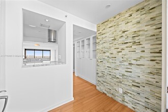 1632 S Bayshore Ct in Miami, FL - Foto de edificio - Building Photo