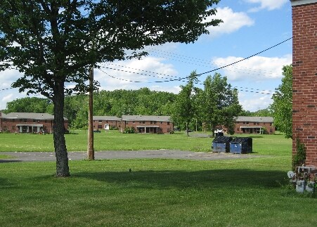 Chester Bowles Park / Westbrook Village in Hartford, CT - Foto de edificio