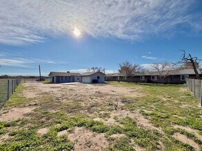 11366 Chamberlaine Way in Adelanto, CA - Building Photo - Building Photo