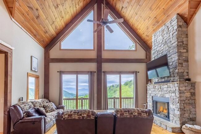 312 Overlook Ridge Rd in Franklin, NC - Building Photo - Building Photo