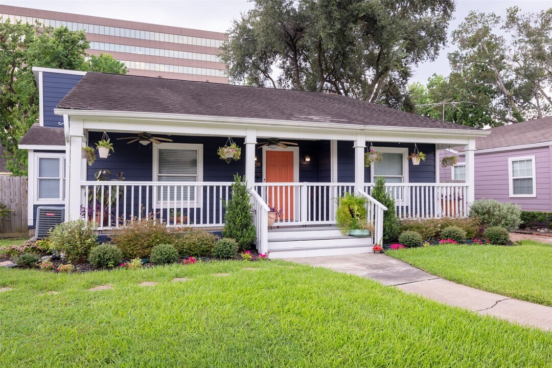2209 Portsmouth St in Houston, TX - Building Photo